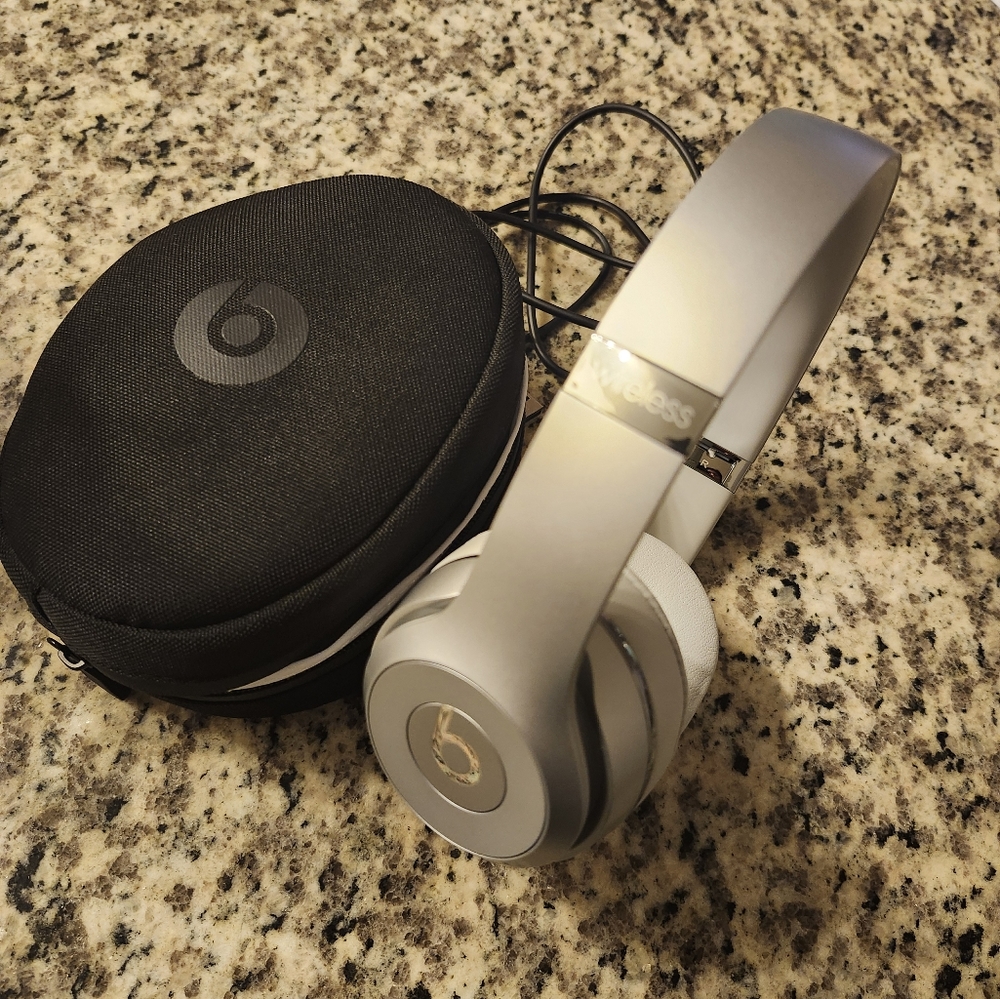 Beats by Dre Headphones *NEVER BEEN USED*